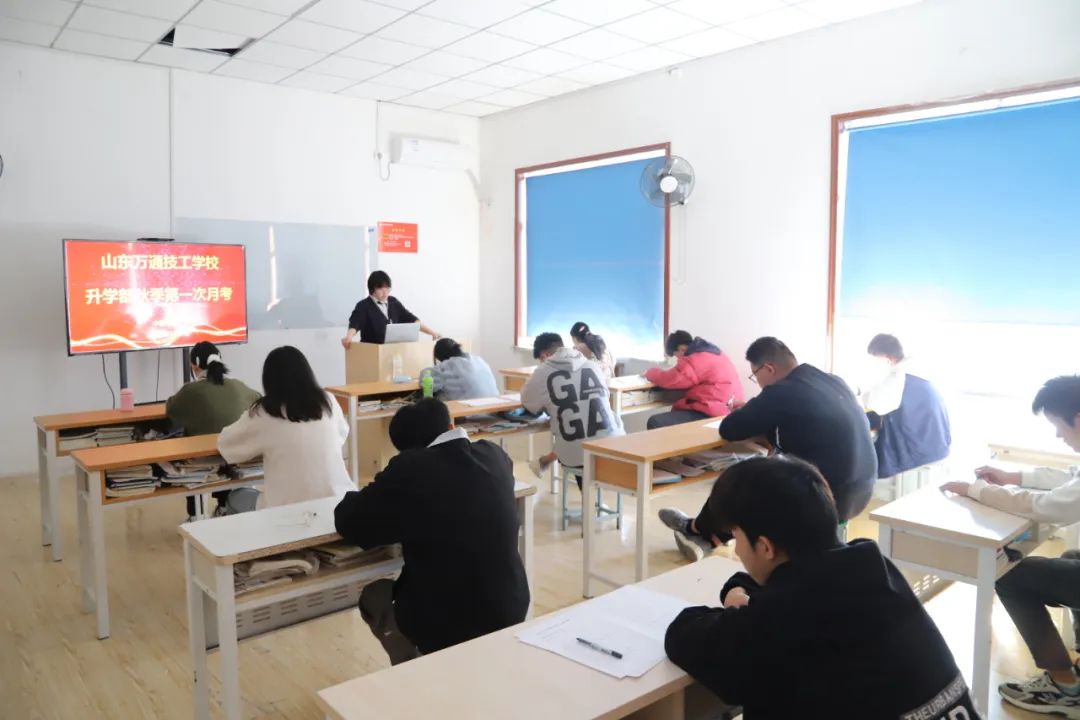 ���ͣ�ͬ�W(xu��)��ɽ�|�f(w��n)ͨ�����W(xu��)У���W(xu��)���e���＾��һ���¿�