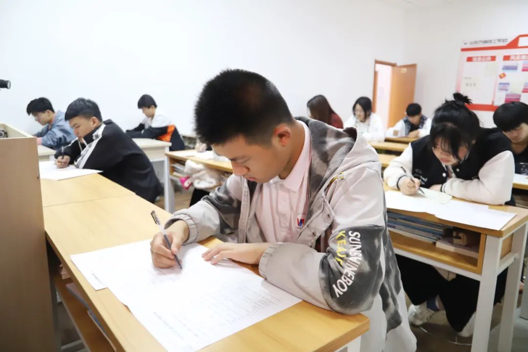������ͬ�W(xu��)��ɽ�|�f(w��n)ͨ�����W(xu��)У���W(xu��)���e���＾��һ���¿�
