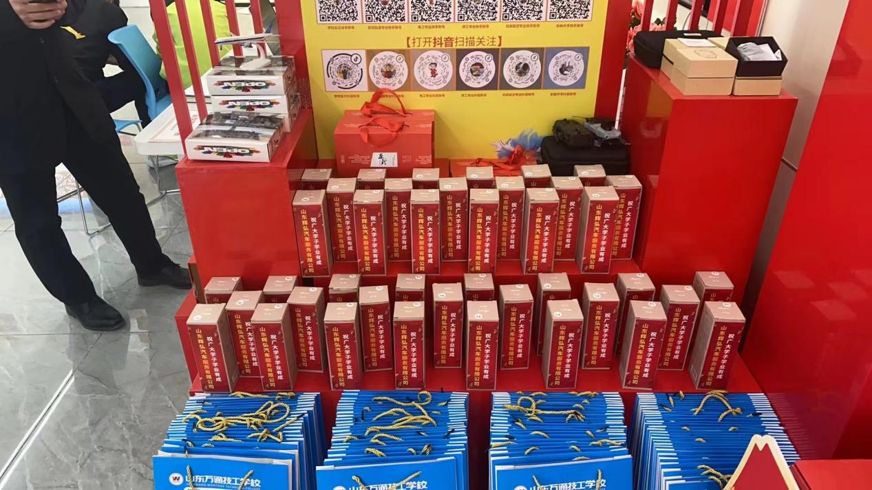 ��һ��У�_���ա��fͨ�����텢�^ح�¼��g(sh��)�w�(y��n)�ЌW(xu��)�ΌW(xu��)֮�ã�׌�����𺽡�