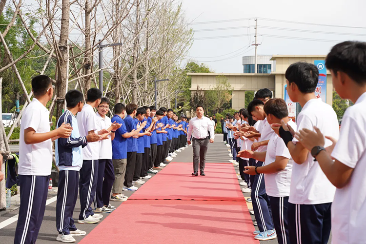 ������W(xu��)��|ɽ�|�fͨ�ܳ�У�ш�(b��o)���(hu��)�A�M��Ļ�������������(l��)�fͨ�W(xu��)��ǰ��