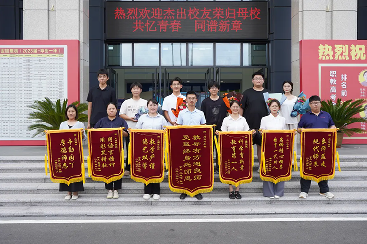 ������W(xu��)��|ɽ�|�fͨ�ܳ�У�ш�(b��o)���(hu��)�A�M��Ļ�������������(l��)�fͨ�W(xu��)��ǰ��