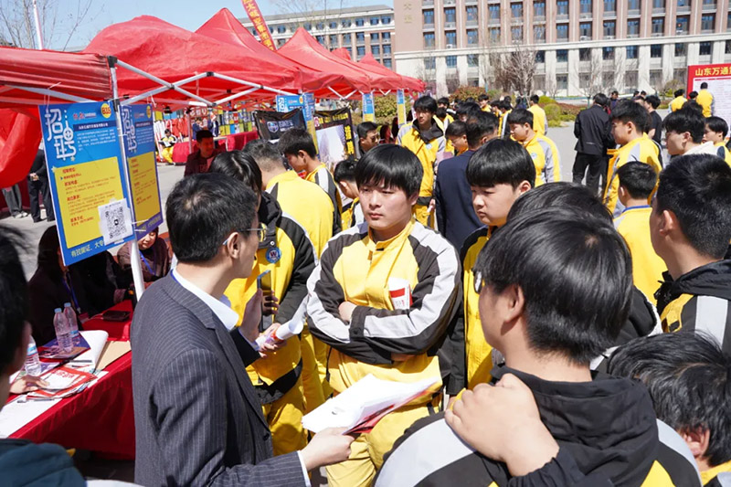 春風(fēng)行動(dòng)·職通未來 —— 山東萬通第21屆大型人才雙選會(huì)暨校企合作簽約授牌儀式圓滿落幕
