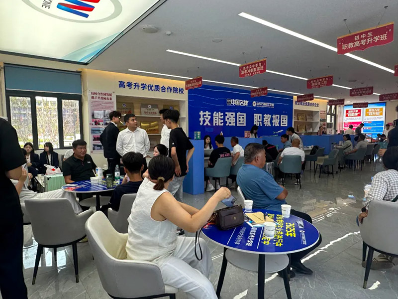 ��У���M��������ʮ���D(zhu��n)�W(xu��)��߀�ЙC���������˽�ɽ�|�fͨ���@��Ժ���������V��
