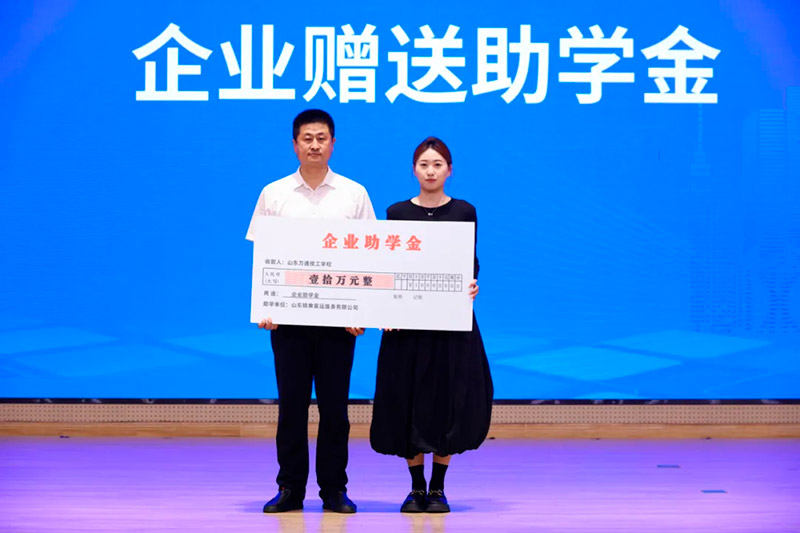��У���M��������ʮ���D(zhu��n)�W(xu��)��߀�ЙC���������˽�ɽ�|�fͨ���@��Ժ���������V��
